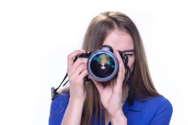 Sarı saçlı kadının beyaz zemin üzerinde bir kamera ile fotoğraf çekme