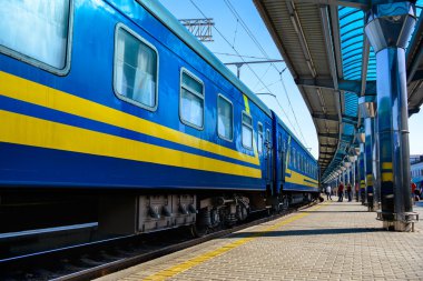 tren üzerinde modern demiryolu İstasyonu