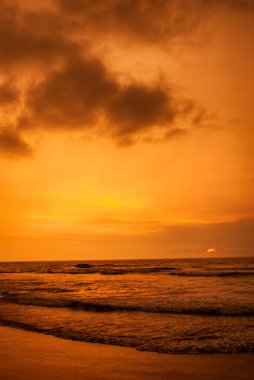 günbatımı okyanus plaj üzerinde