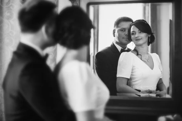 Retrato de casal de casamento dentro de casa — Fotografia de Stock