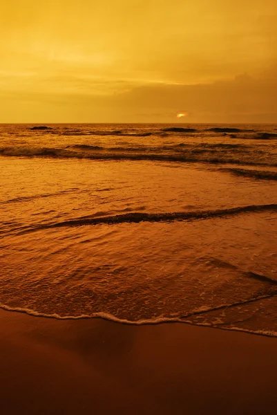 Zonsondergang over de oceaan strand — Stockfoto
