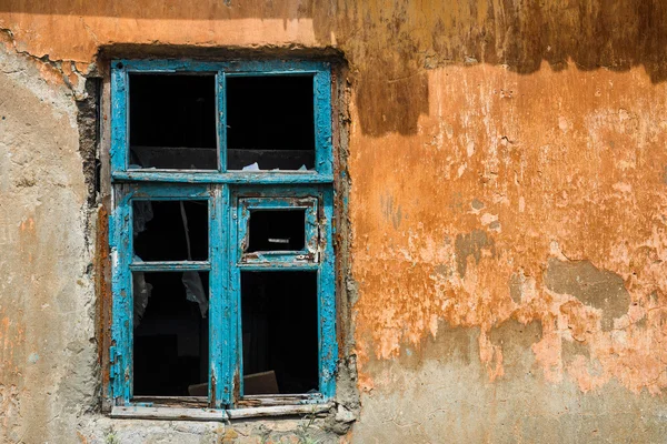 Fönster i ödelagda hus med gula väggen — Stockfoto