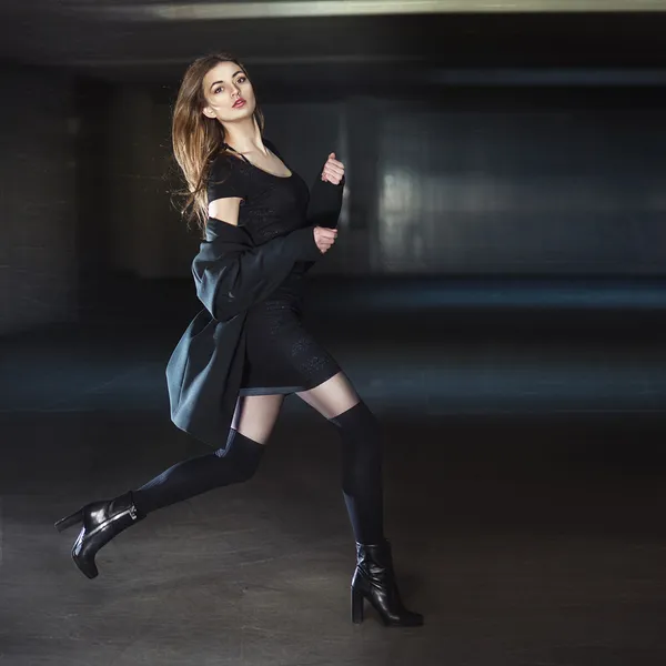 Young sexy woman running at the night street — Stock Photo, Image