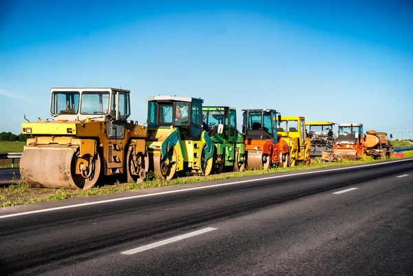 Rolo de vibração pesado em trabalhos de asfalto. Conceito foto de obras rodoviárias . — Fotografia de Stock