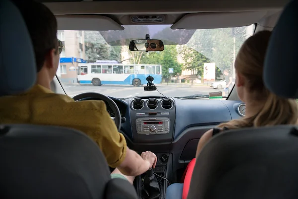 Casal jovem dirigindo um carro — Fotografia de Stock