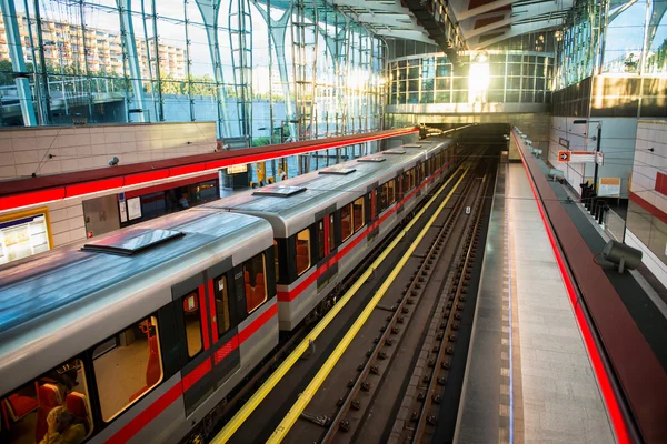 Pociąg na stacji metra — Zdjęcie stockowe