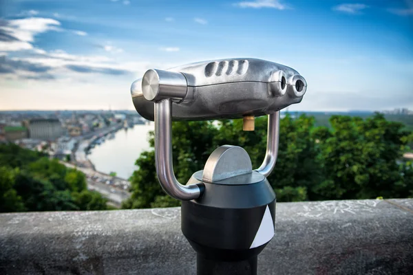 Binocular next to the waterside promenade i looking out to the city and river — Stock Photo, Image