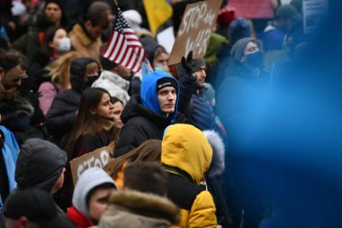 NEW YORK, ABD - 24 Şubat 2022: Ukrayna vatandaşları Rusya 'nın Ukrayna' yı işgalinden sonra savaşa karşı New York 'ta protesto gösterisi.