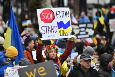 NEW YORK, ABD - 24 Şubat 2022: Ukrayna vatandaşları Rusya 'nın Ukrayna' yı işgalinden sonra savaşa karşı New York 'ta protesto gösterisi.