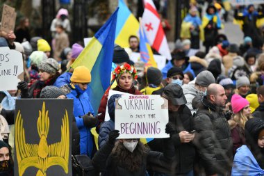 NEW YORK, ABD - 24 Şubat 2022: Ukrayna vatandaşları Rusya 'nın Ukrayna' yı işgalinden sonra savaşa karşı New York 'ta protesto gösterisi.