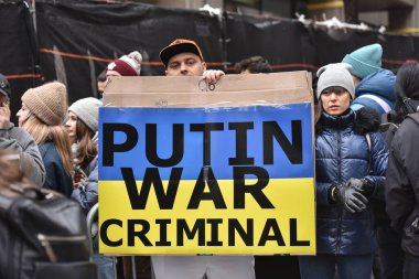 NEW YORK, ABD - 24 Şubat 2022: Ukrayna vatandaşları Rusya 'nın Ukrayna' yı işgalinden sonra savaşa karşı New York 'ta protesto gösterisi.