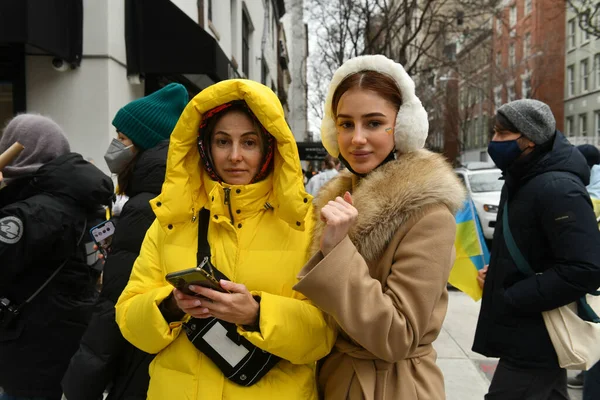 New York Usa Februar 2022 Ukrainische Bürger Protestieren New York — kostenloses Stockfoto