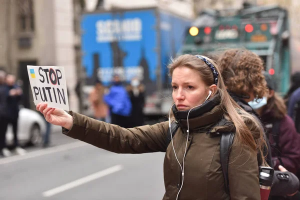 Nowy Jork Usa Luty 2022 Ukraińscy Obywatele Protestują Nowym Jorku — Darmowe zdjęcie stockowe