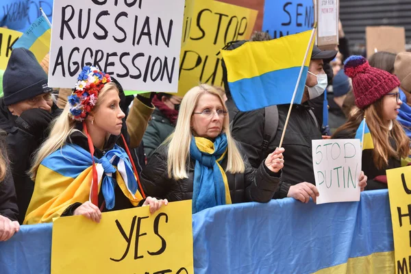 ニューヨーク 2月2022 ロシアがウクライナの侵略を開始した後 戦争に対するニューヨーク市でのウクライナの市民抗議  — 無料ストックフォト
