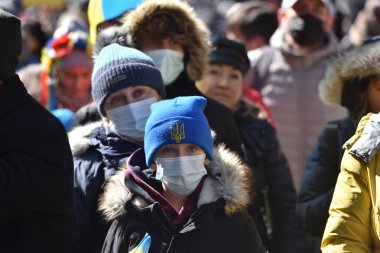 NEW YORK, ABD - 26 Şubat 2022: Ukrayna vatandaşları, Rusya 'nın Ukrayna' nın işgali başlamasından sonra New York City Times Meydanı 'nda savaşa karşı protestolar düzenledi.