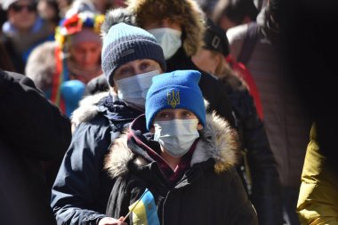 NEW YORK, ABD - 26 Şubat 2022: Ukrayna vatandaşları, Rusya 'nın Ukrayna' nın işgali başlamasından sonra New York City Times Meydanı 'nda savaşa karşı protestolar düzenledi.