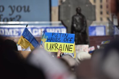 NEW YORK, ABD - 26 Şubat 2022: Ukrayna vatandaşları, Rusya 'nın Ukrayna' nın işgali başlamasından sonra New York City Times Meydanı 'nda savaşa karşı protestolar düzenledi.