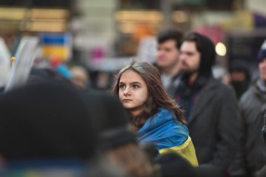 NEW YORK, ABD - 26 Şubat 2022: Ukrayna vatandaşları, Rusya 'nın Ukrayna' nın işgali başlamasından sonra New York City Times Meydanı 'nda savaşa karşı protestolar düzenledi.