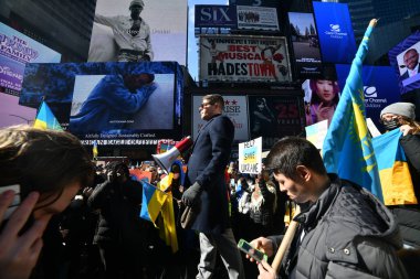NEW YORK, ABD - 26 Şubat 2022: Ukrayna vatandaşları, Rusya 'nın Ukrayna' nın işgali başlamasından sonra New York City Times Meydanı 'nda savaşa karşı protestolar düzenledi.