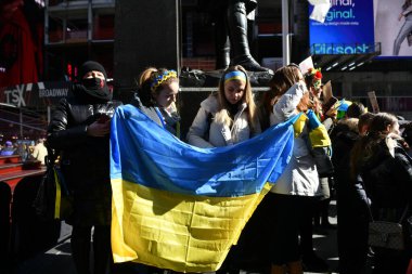 NEW YORK, ABD - 26 Şubat 2022: Ukrayna vatandaşları, Rusya 'nın Ukrayna' nın işgali başlamasından sonra New York City Times Meydanı 'nda savaşa karşı protestolar düzenledi.