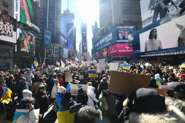 NEW YORK, ABD - 26 Şubat 2022: Ukrayna vatandaşları, Rusya 'nın Ukrayna' nın işgali başlamasından sonra New York City Times Meydanı 'nda savaşa karşı protestolar düzenledi.