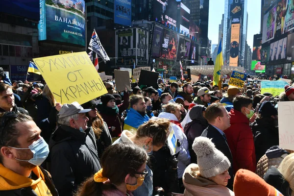 2022年2月26日 2022年2月26日 乌克兰公民在纽约市时代广场抗议俄罗斯入侵乌克兰后的战争 — 免费的图库照片