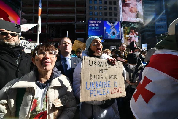 New York Usa 2月2022 ロシアがウクライナの侵略を開始した後 戦争に対するニューヨーク市タイムズスクエアでのウクライナの市民抗議  — 無料ストックフォト