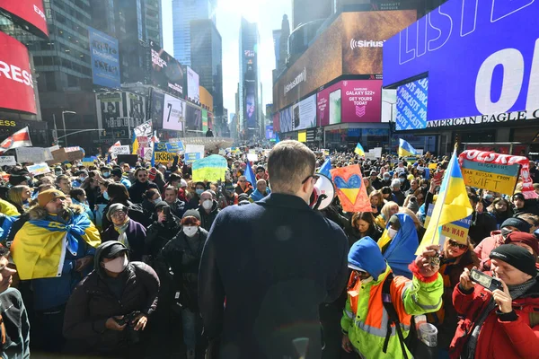 New York Usa 2月2022 ロシアがウクライナの侵略を開始した後 戦争に対するニューヨーク市タイムズスクエアでのウクライナの市民抗議  — 無料ストックフォト