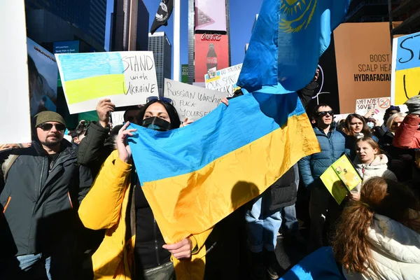 February 2022 러시아가 우크라이나를 타임스 광장에서 우크라이나 시민들의 — 무료 스톡 포토
