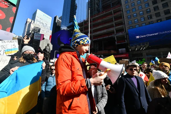 2022年2月26日 2022年2月26日 乌克兰公民在纽约市时代广场抗议俄罗斯入侵乌克兰后的战争 — 免费的图库照片