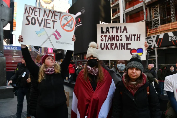 2022年2月26日 2022年2月26日 乌克兰公民在纽约市时代广场抗议俄罗斯入侵乌克兰后的战争 图库照片