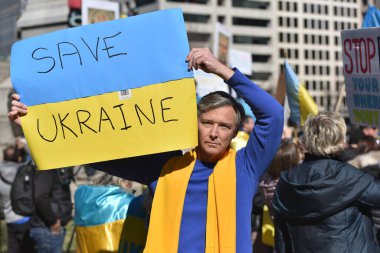 WASHINGTON D.C., ABD - 27 Şubat 2022: Ukrayna vatandaşları Ukrayna 'nın işgali başladıktan sonra savaşa karşı Beyaz Saray yakınlarında Washington D.C.' de protestolar düzenledi.