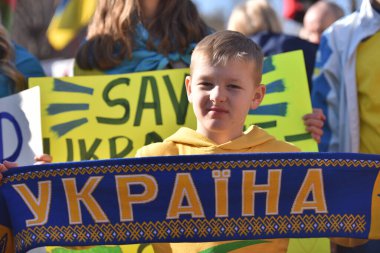 WASHINGTON D.C., ABD - 27 Şubat 2022: Ukrayna vatandaşları Ukrayna 'nın işgali başladıktan sonra savaşa karşı Beyaz Saray yakınlarında Washington D.C.' de protestolar düzenledi.