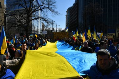 WASHINGTON D.C., ABD - 27 Şubat 2022: Ukrayna vatandaşları Ukrayna 'nın işgali başladıktan sonra savaşa karşı Beyaz Saray yakınlarında Washington D.C.' de protestolar düzenledi.