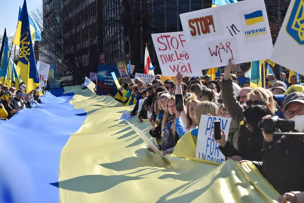 华盛顿特区 2022年2月27日 在俄罗斯开始入侵乌克兰后 乌克兰公民在华盛顿特区白宫附近抗议战争 — 免费的图库照片