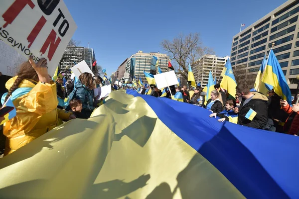 ワシントンD 2022年2月27日 ロシアがウクライナ侵攻を開始した後 戦争に対するホワイトハウス近くのワシントンD でのウクライナ市民の抗議  — 無料ストックフォト