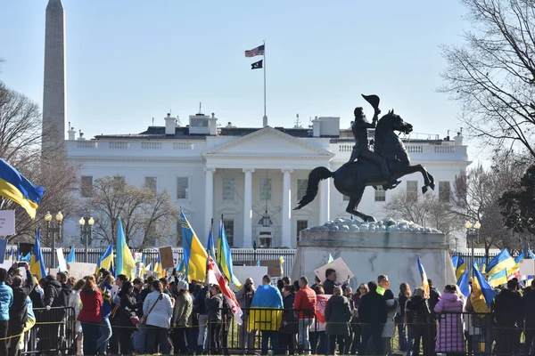 华盛顿特区 2022年2月27日 在俄罗斯开始入侵乌克兰后 乌克兰公民在华盛顿特区白宫附近抗议战争 — 免费的图库照片