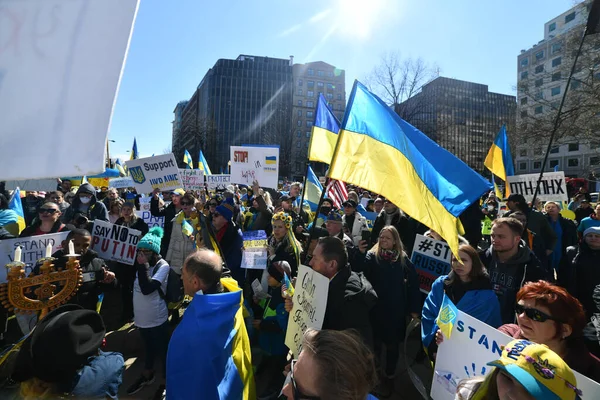 Washington Sua Februarie 2022 Cetățenii Ucraineni Protestează Washington Lângă Casa — Fotografie de stoc gratuită