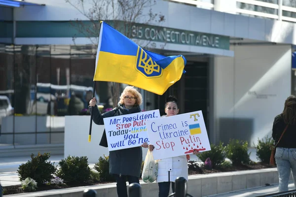 Washington Sua Februarie 2022 Cetățenii Ucraineni Protestează Washington Lângă Casa — Fotografie de stoc gratuită