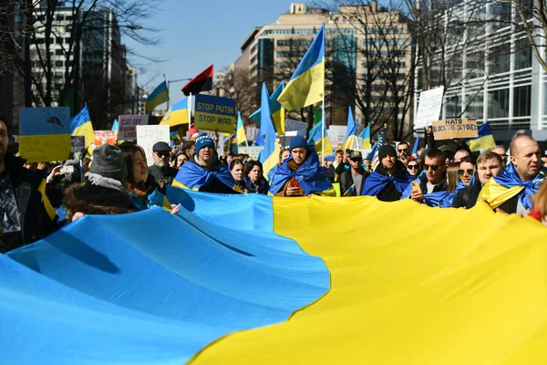 ワシントンD 2022年2月27日 ロシアがウクライナ侵攻を開始した後 戦争に対するホワイトハウス近くのワシントンD でのウクライナ市民の抗議  — 無料ストックフォト