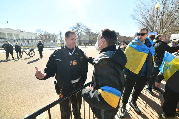 Washington Sua Februarie 2022 Cetățenii Ucraineni Protestează Washington Lângă Casa — Fotografie de stoc gratuită