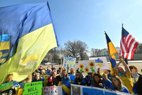 Washington Febrero 2022 Ciudadanos Ucranianos Protestan Washington Cerca Casa Blanca — Foto de stock gratis