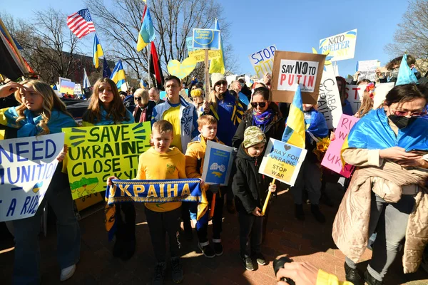 Washington Sua Februarie 2022 Cetățenii Ucraineni Protestează Washington Lângă Casa — Fotografie de stoc gratuită