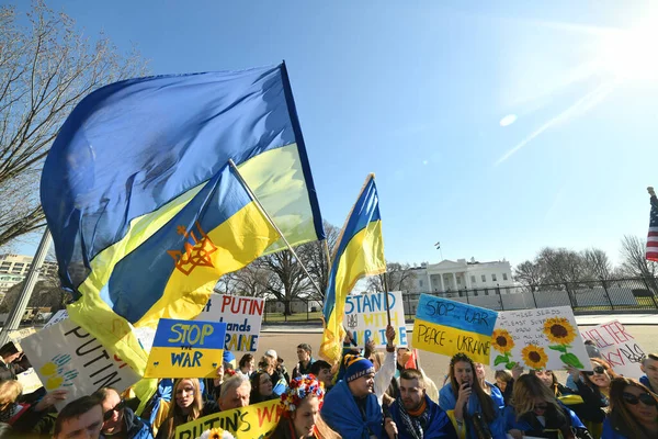 Washington Febrero 2022 Ciudadanos Ucranianos Protestan Washington Cerca Casa Blanca — Foto de stock gratis