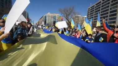 WASHINGTON D.C., ABD - 27 Şubat 2022: Ukrayna vatandaşları Ukrayna 'nın işgali başladıktan sonra savaşa karşı Beyaz Saray yakınlarında Washington D.C.' de protestolar düzenledi.
