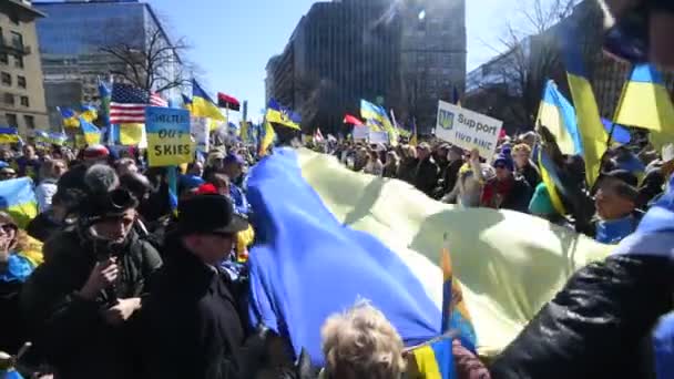 华盛顿特区 2022年2月27日 在俄罗斯开始入侵乌克兰后 乌克兰公民在华盛顿特区白宫附近抗议战争 — 图库视频影像