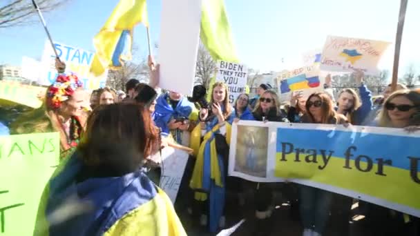 Washington Febrero 2022 Ciudadanos Ucranianos Protestan Washington Cerca Casa Blanca — Vídeos de Stock