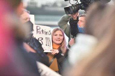 NEW YORK ŞEHRİ, ABD - 04 Mart 2022: Rusya 'nın Ukrayna' yı işgal etmesi sonrasında Times Meydanı 'nda Ukrayna vatandaşları protesto gösterisi.