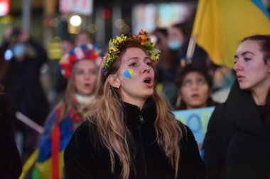 NEW YORK ŞEHRİ, ABD - 04 Mart 2022: Rusya 'nın Ukrayna' yı işgal etmesi sonrasında Times Meydanı 'nda Ukrayna vatandaşları protesto gösterisi.