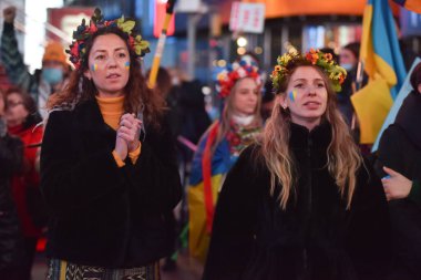 NEW YORK ŞEHRİ, ABD - 04 Mart 2022: Rusya 'nın Ukrayna' yı işgal etmesi sonrasında Times Meydanı 'nda Ukrayna vatandaşları protesto gösterisi.